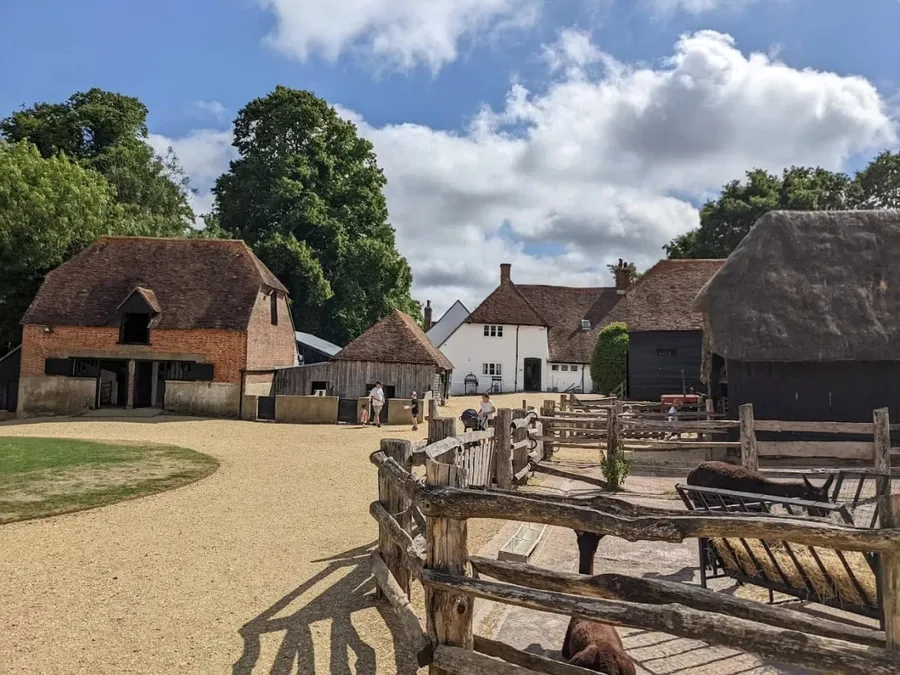 Manor Farm: Historic Farmstead in the River Hamble Valley